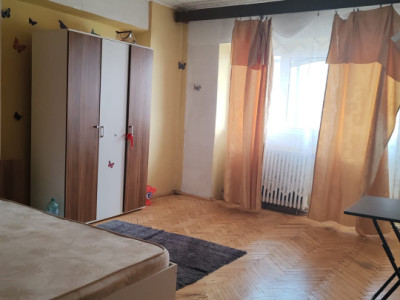 Apartament decomandat cu 3 camere, etaj 7/8, Vaslui zona Traian