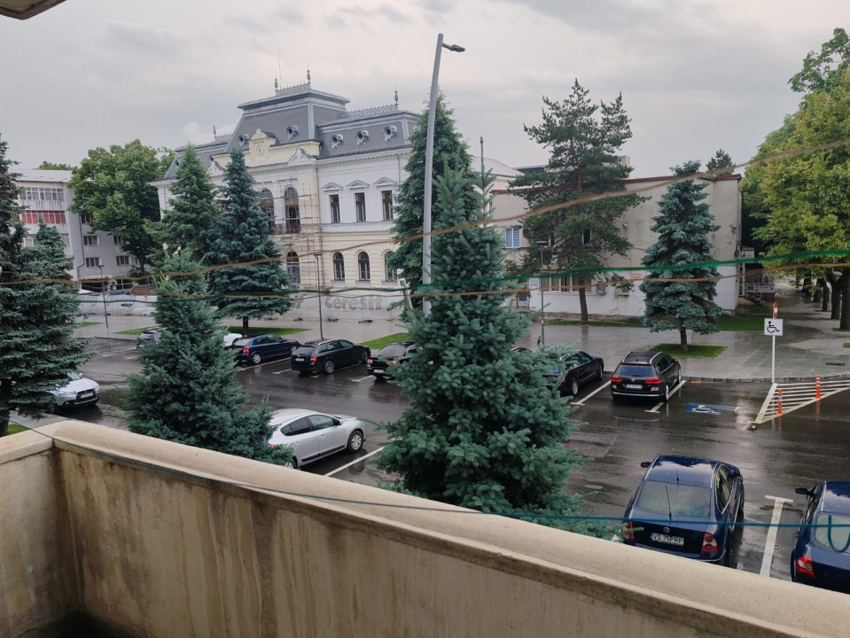 Apartament decomandat cu 2 camere, etaj1/3, Vaslui, Vis-a-vis de Primarie