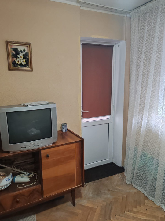 Apartament decomandat cu 2 camere, etaj1/3, Vaslui, Vis-a-vis de Primarie