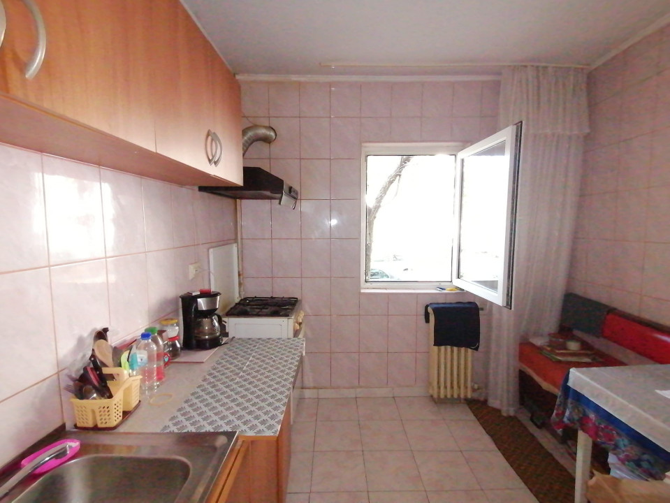 Apartament 3 camere, decomandat, zona 9 Mai