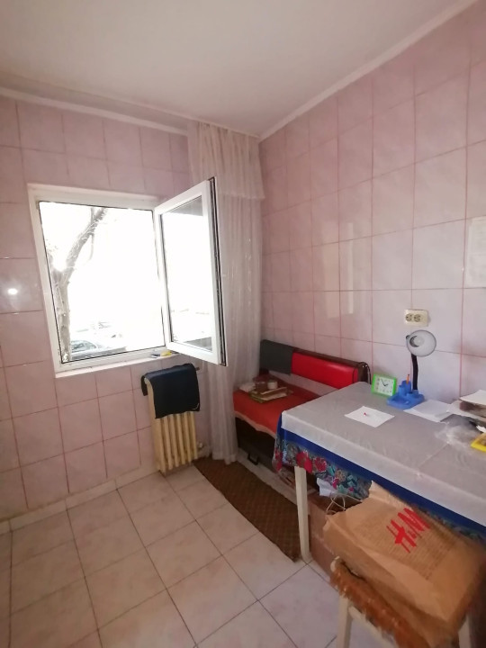 Apartament 3 camere, decomandat, zona 9 Mai