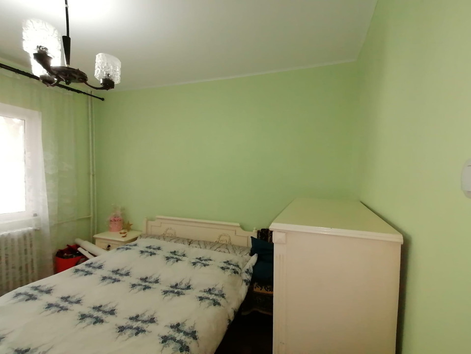 Apartament 3 camere, decomandat, zona 9 Mai