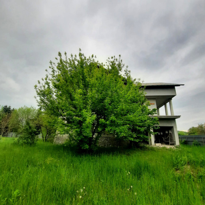 Casa la rosu cu 9 camere, zona linistita, in Campina