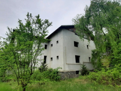 Casa la rosu cu 9 camere, zona linistita, in Campina