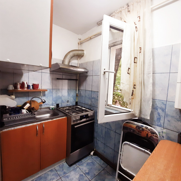 Apartament semidecomandat cu 3 camere in zona Nord, strada Cameliei