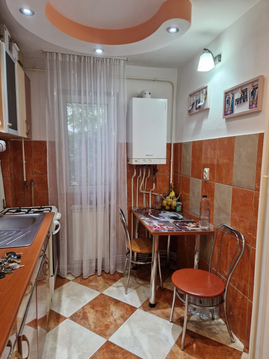 Apartament semidecomandat cu 2 camere, etaj1/4, Vaslui zona Cinema Independentei